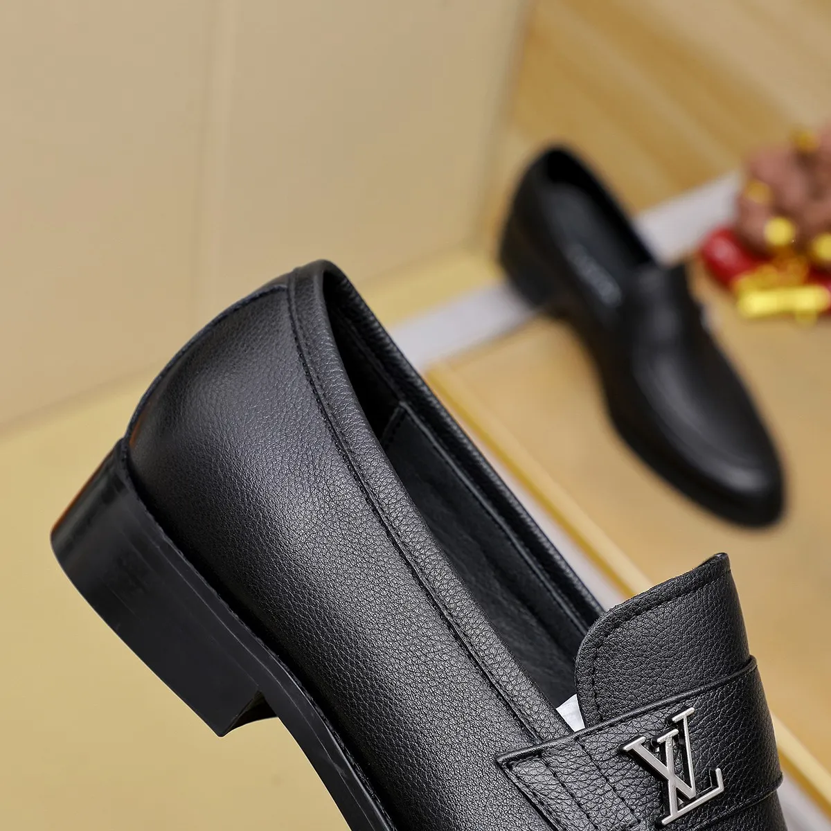 Men's Men's Shoes 💰420 💰[Louis Vuitton] LV high-end business formal leather shoes! ! Luxurious and elegant style, equal emphasis on practicality and style, professional focus on details and quality, counter original 1⃣️: 1⃣️ super accurate reproduction👍🏻! Material: The upper is made of imported original soft 🐂cowhide ➕imported first-layer sheepskin lining. Original anti-slip and wear-resistant outsole! Code number: 39--45, (38.46 custom-made) Large quantities in stock!